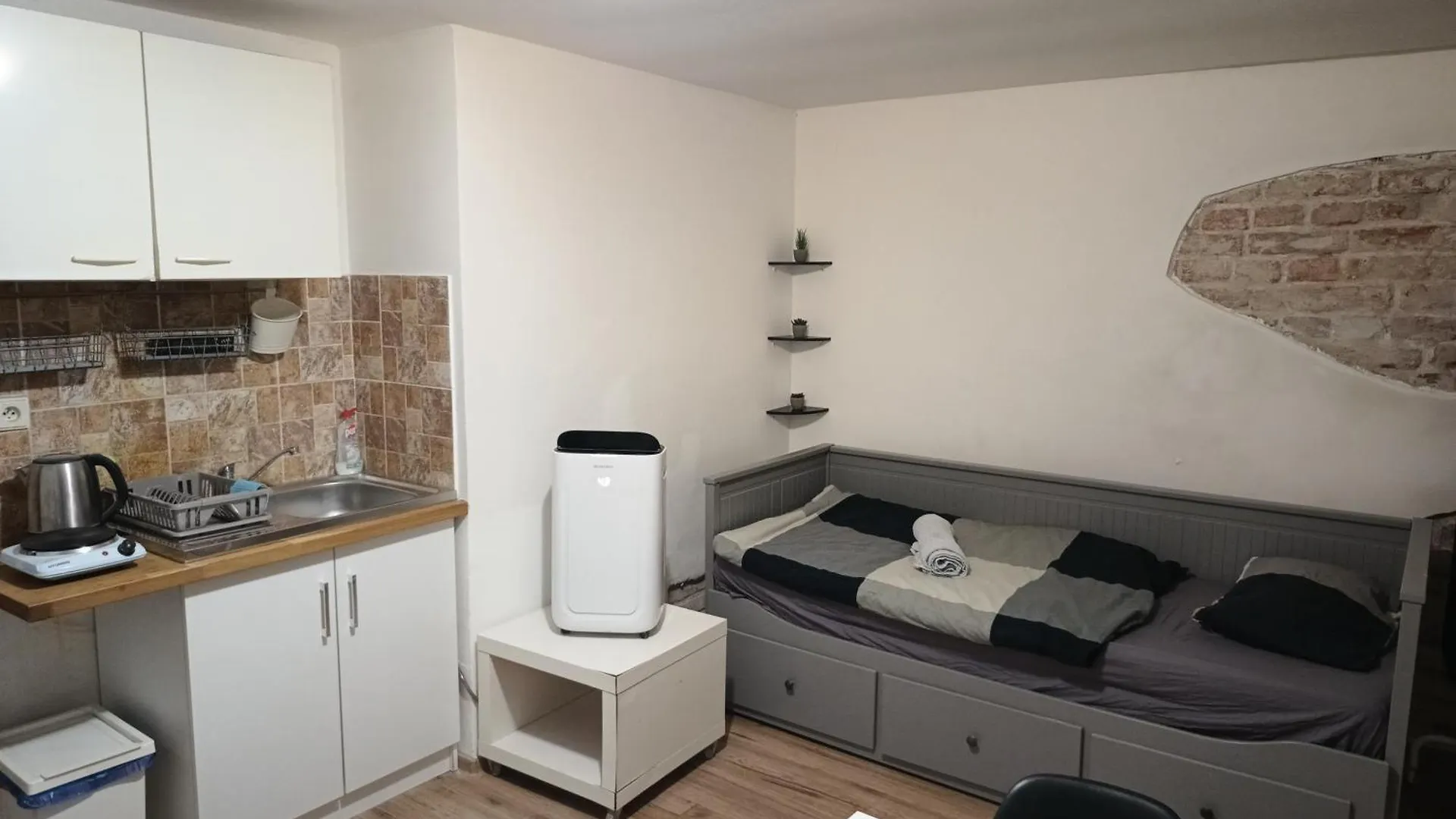 Basic Underground Apartments Next To The Center - Best Tram Line, Cool Local Area Prague